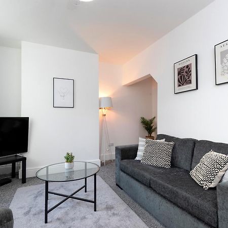 Quiet And Comfy House With 2 Bedrooms And 2 Bathrooms Super Fast Wifi And Crisp Hotel Standard White Linen Hosted By Our Home Short Stays Дарлингтън Екстериор снимка