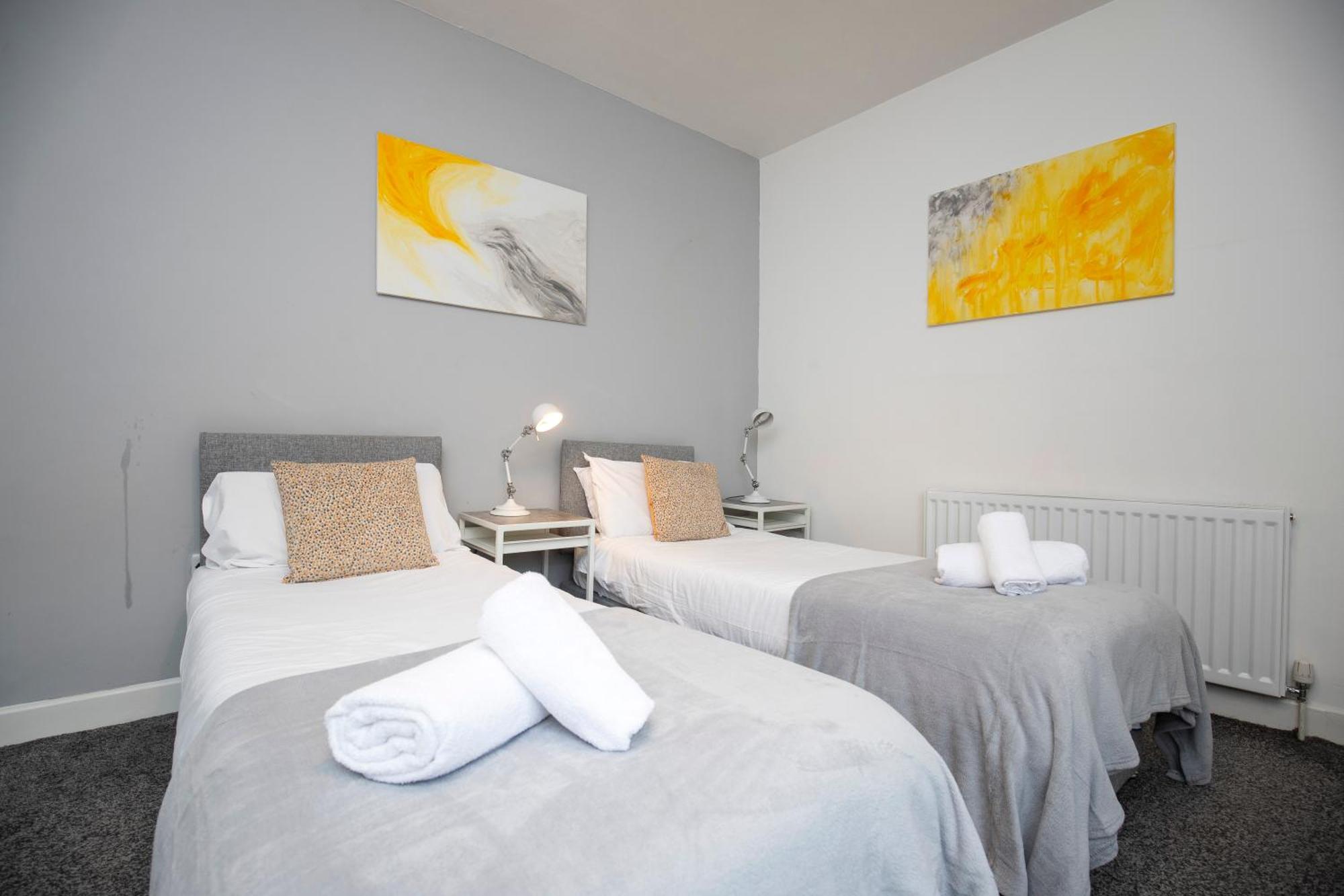 Quiet And Comfy House With 2 Bedrooms And 2 Bathrooms Super Fast Wifi And Crisp Hotel Standard White Linen Hosted By Our Home Short Stays Дарлингтън Екстериор снимка