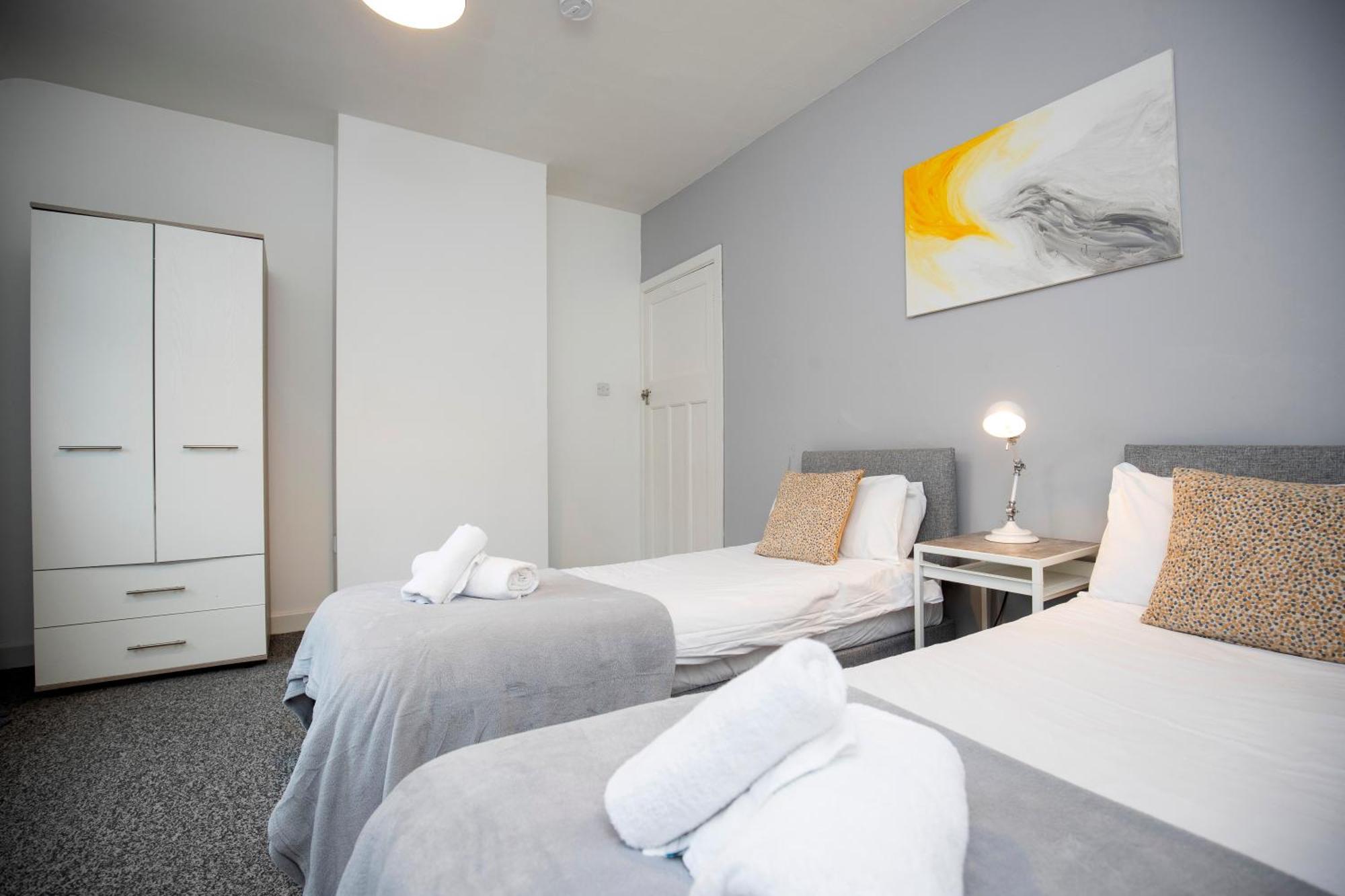 Quiet And Comfy House With 2 Bedrooms And 2 Bathrooms Super Fast Wifi And Crisp Hotel Standard White Linen Hosted By Our Home Short Stays Дарлингтън Екстериор снимка