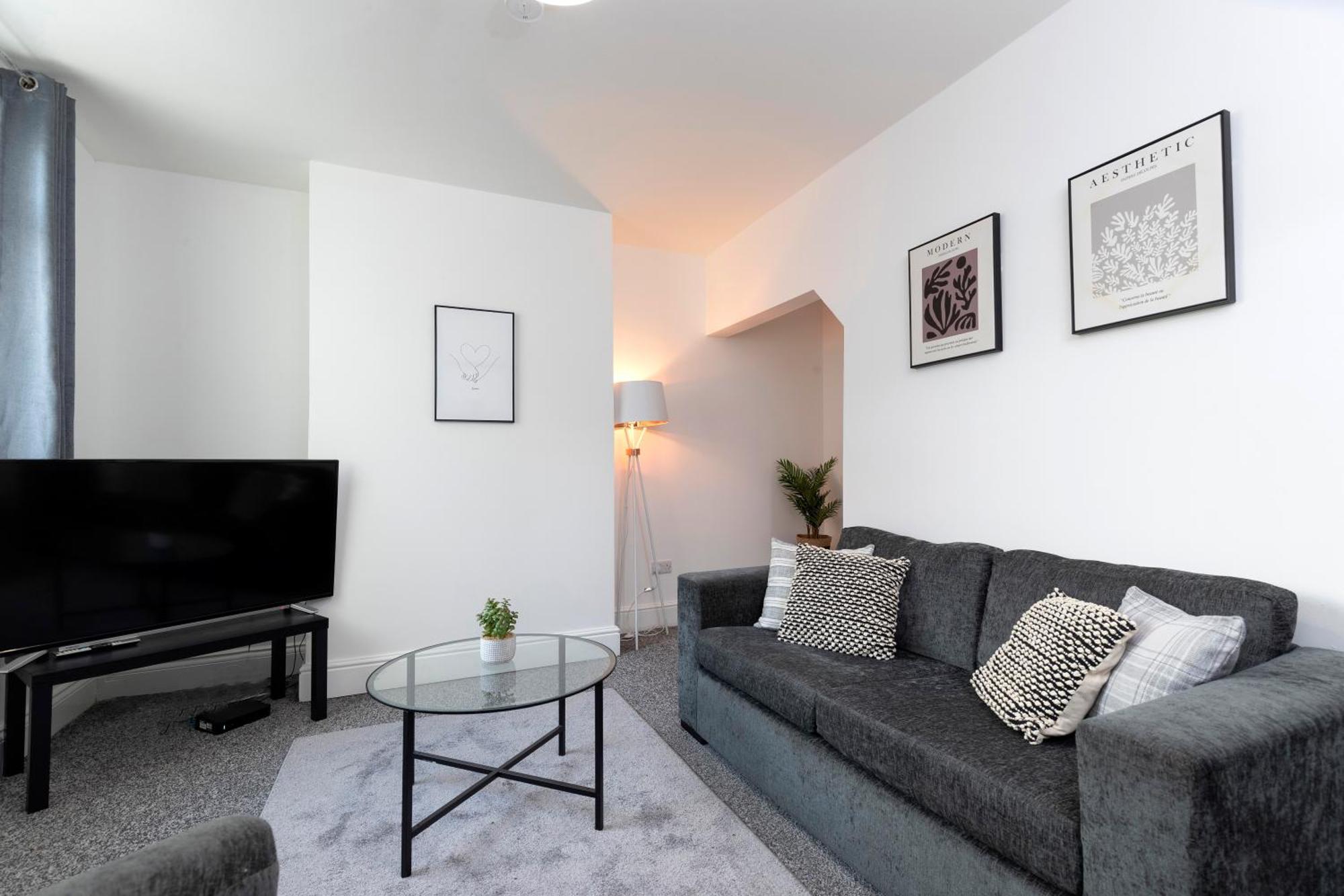 Quiet And Comfy House With 2 Bedrooms And 2 Bathrooms Super Fast Wifi And Crisp Hotel Standard White Linen Hosted By Our Home Short Stays Дарлингтън Екстериор снимка