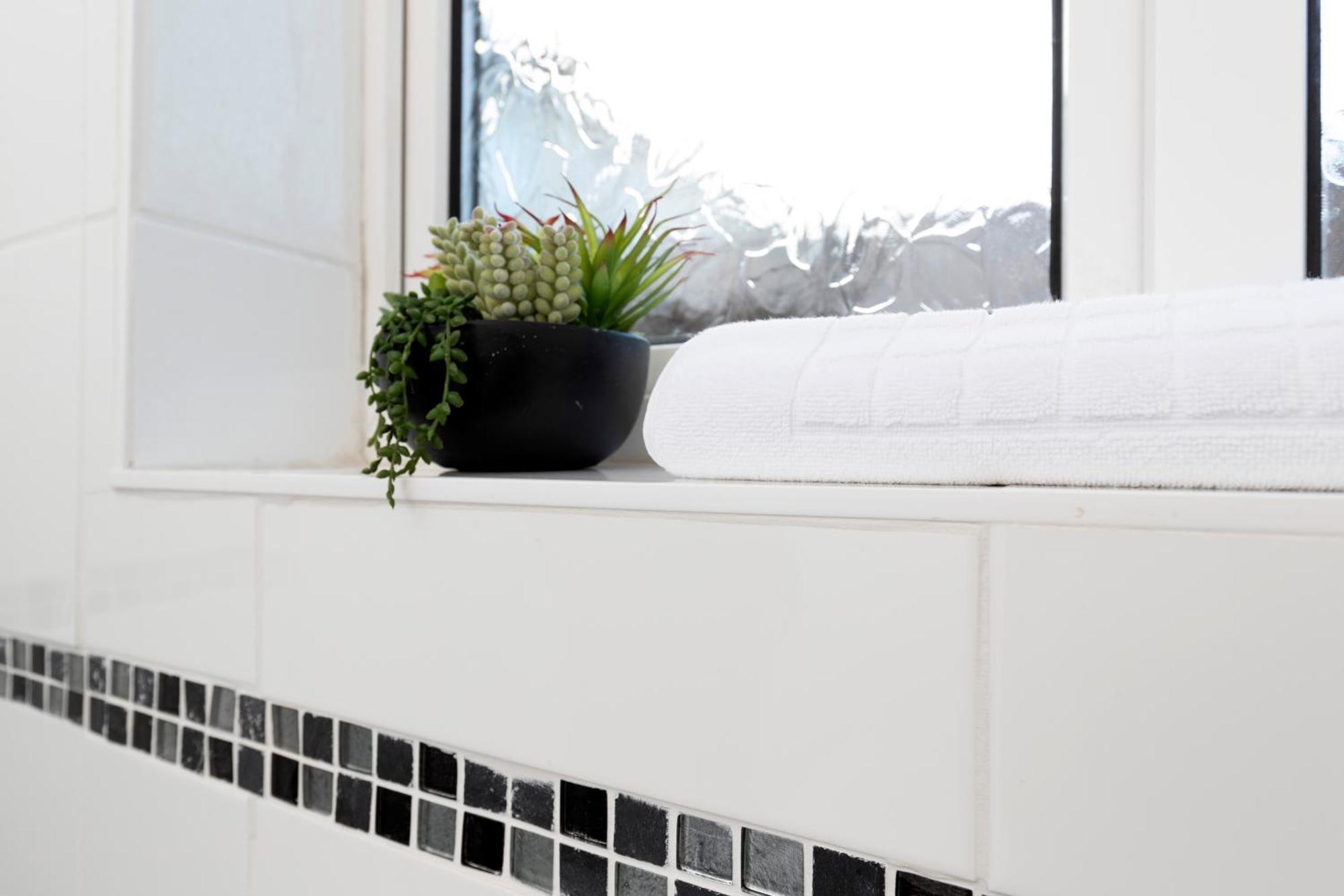 Quiet And Comfy House With 2 Bedrooms And 2 Bathrooms Super Fast Wifi And Crisp Hotel Standard White Linen Hosted By Our Home Short Stays Дарлингтън Екстериор снимка