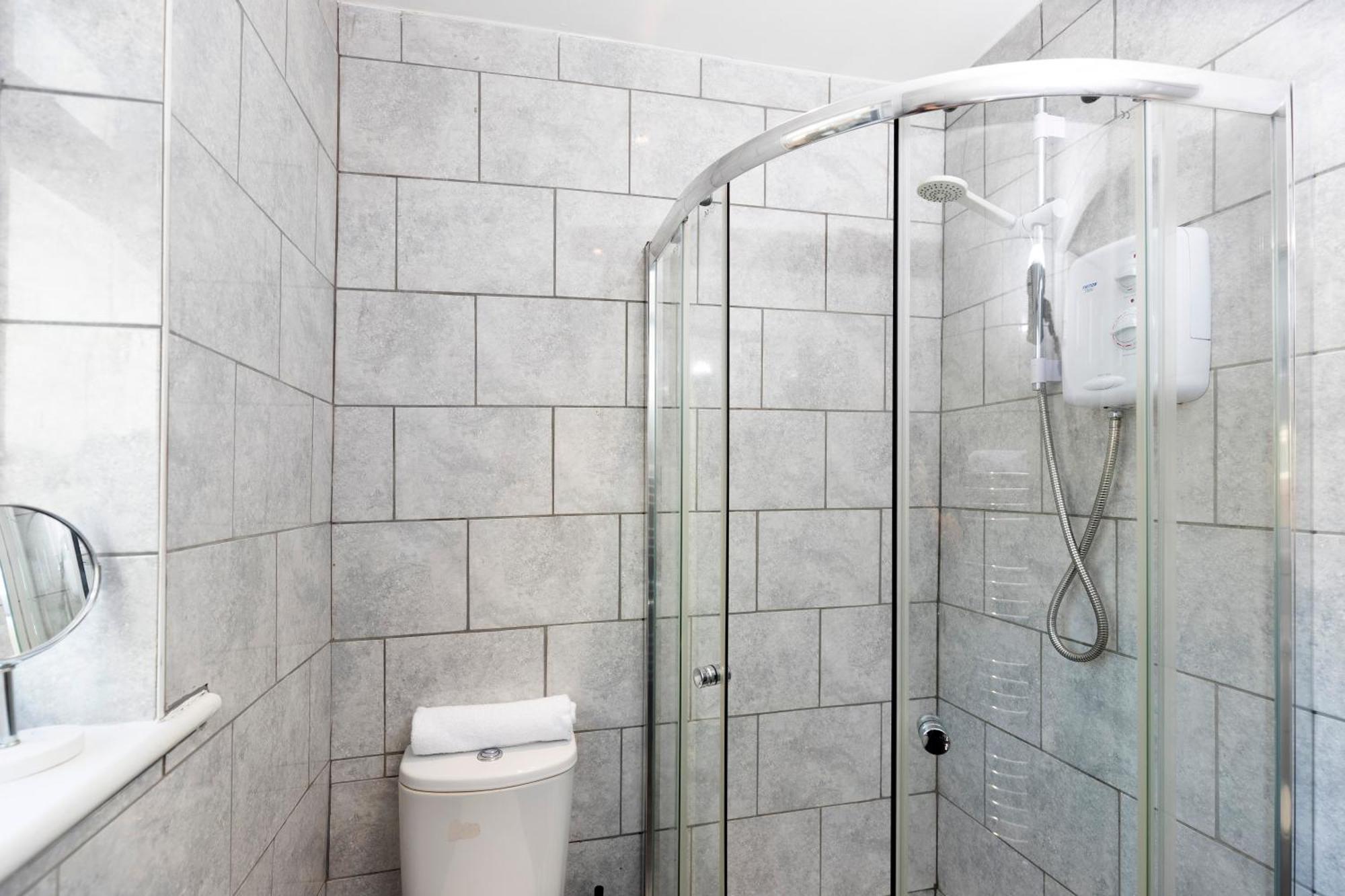 Quiet And Comfy House With 2 Bedrooms And 2 Bathrooms Super Fast Wifi And Crisp Hotel Standard White Linen Hosted By Our Home Short Stays Дарлингтън Екстериор снимка
