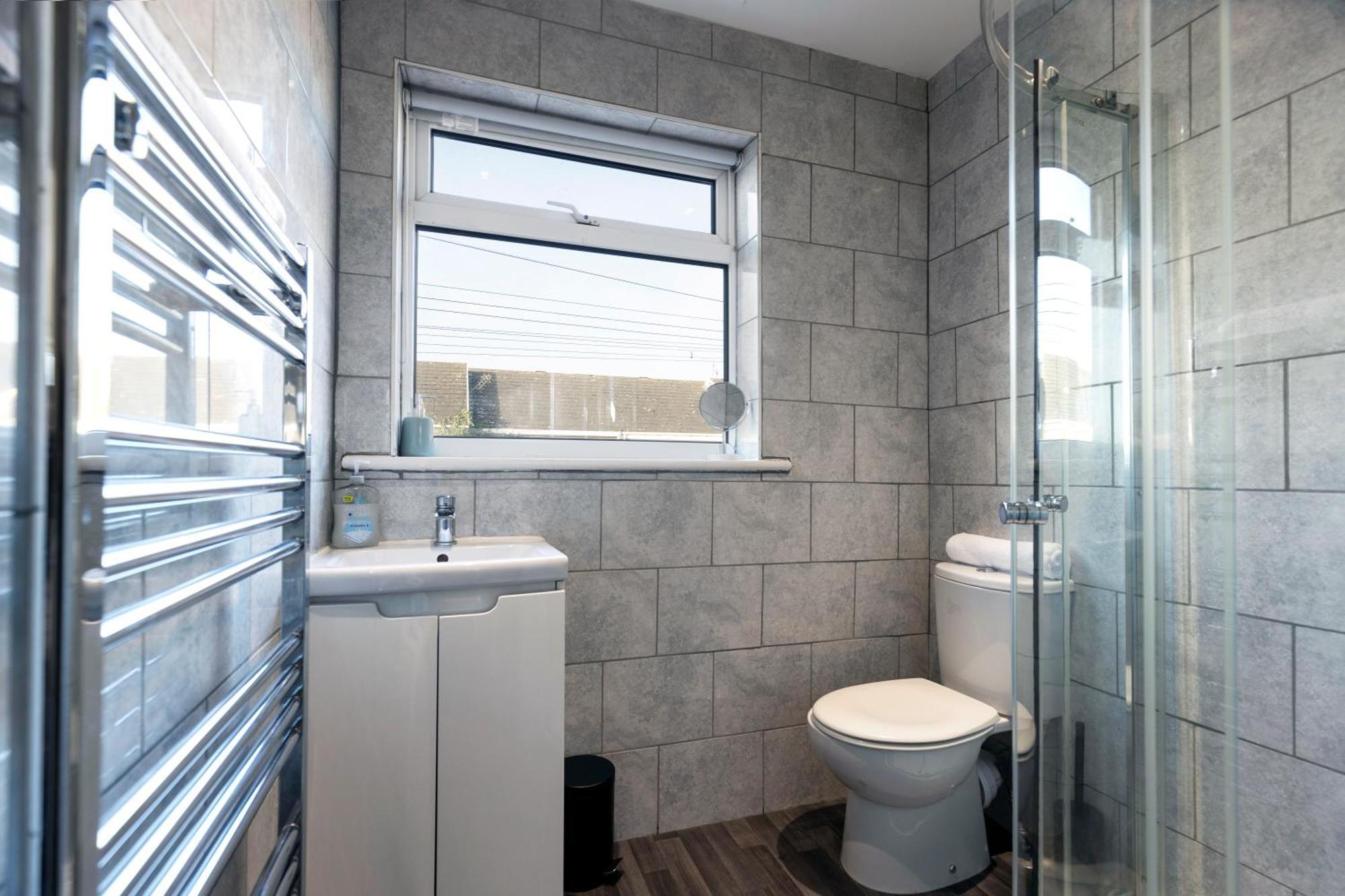 Quiet And Comfy House With 2 Bedrooms And 2 Bathrooms Super Fast Wifi And Crisp Hotel Standard White Linen Hosted By Our Home Short Stays Дарлингтън Екстериор снимка