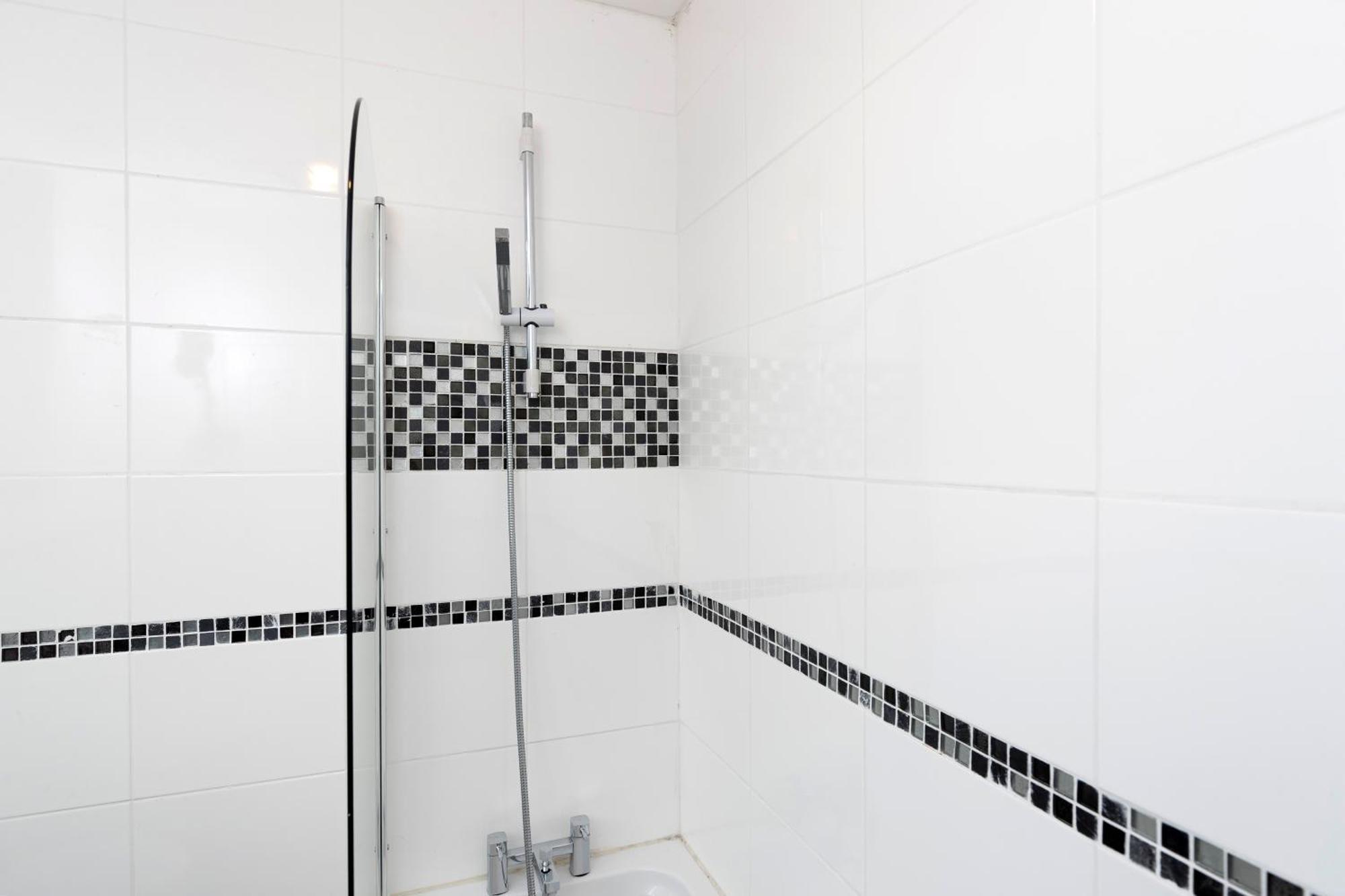 Quiet And Comfy House With 2 Bedrooms And 2 Bathrooms Super Fast Wifi And Crisp Hotel Standard White Linen Hosted By Our Home Short Stays Дарлингтън Екстериор снимка