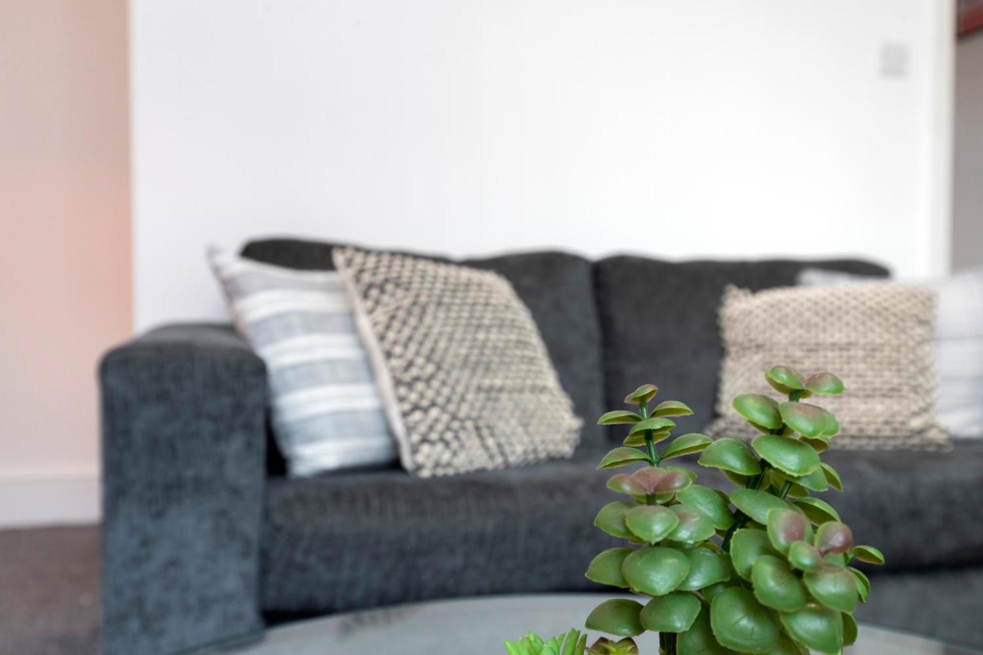 Quiet And Comfy House With 2 Bedrooms And 2 Bathrooms Super Fast Wifi And Crisp Hotel Standard White Linen Hosted By Our Home Short Stays Дарлингтън Екстериор снимка