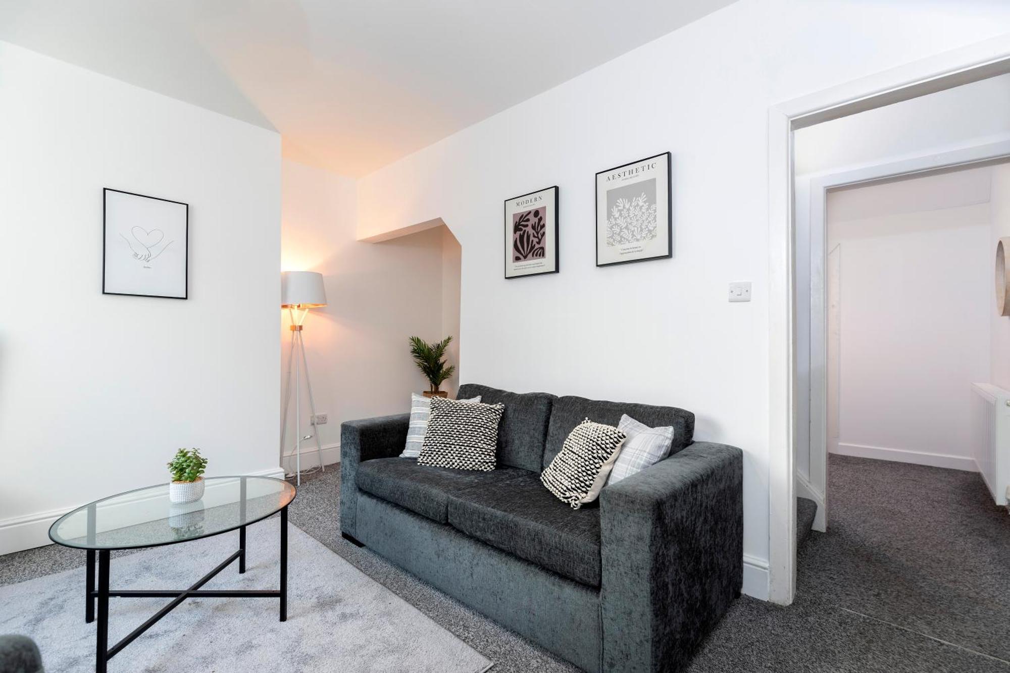 Quiet And Comfy House With 2 Bedrooms And 2 Bathrooms Super Fast Wifi And Crisp Hotel Standard White Linen Hosted By Our Home Short Stays Дарлингтън Екстериор снимка