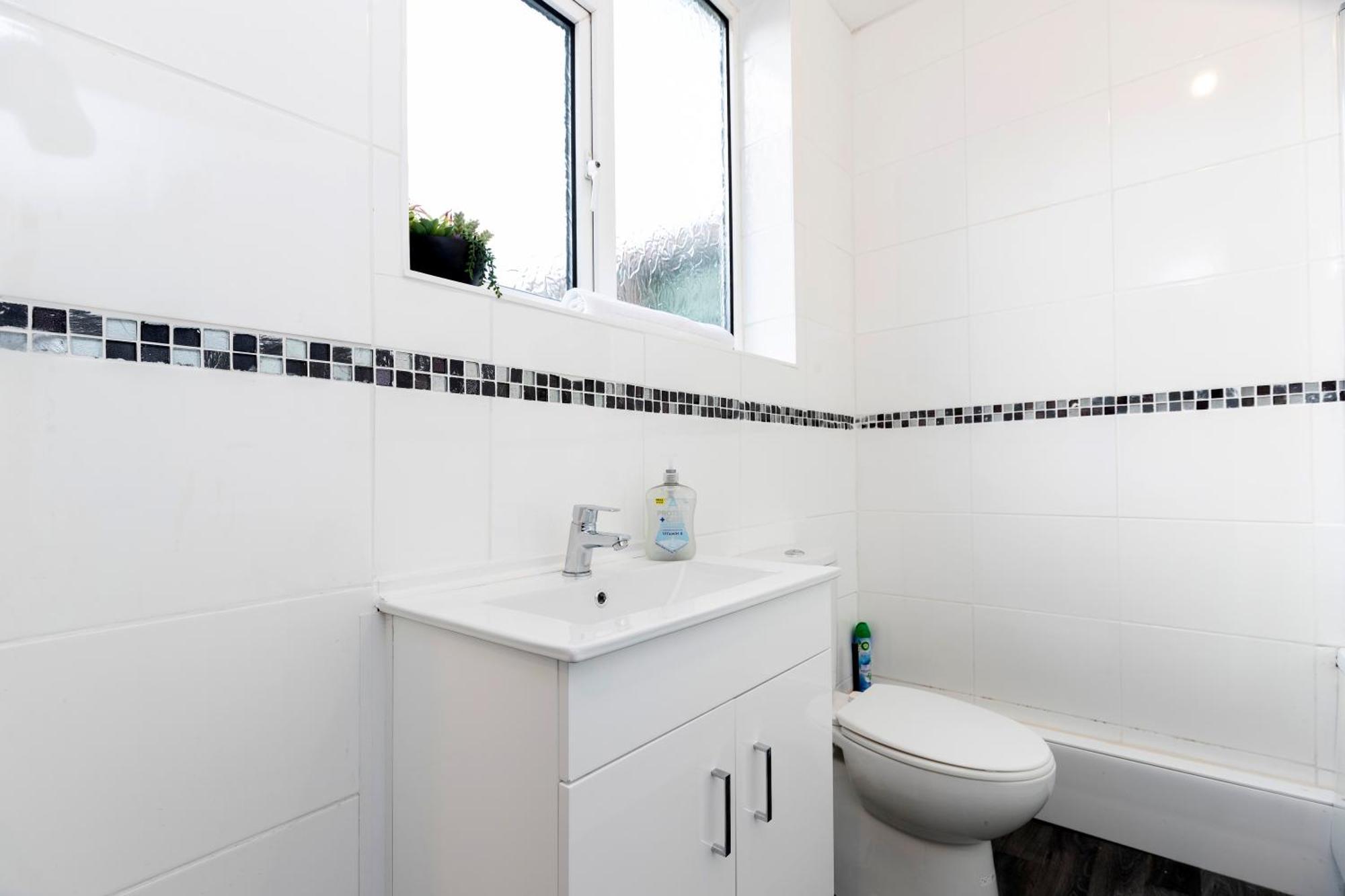 Quiet And Comfy House With 2 Bedrooms And 2 Bathrooms Super Fast Wifi And Crisp Hotel Standard White Linen Hosted By Our Home Short Stays Дарлингтън Екстериор снимка
