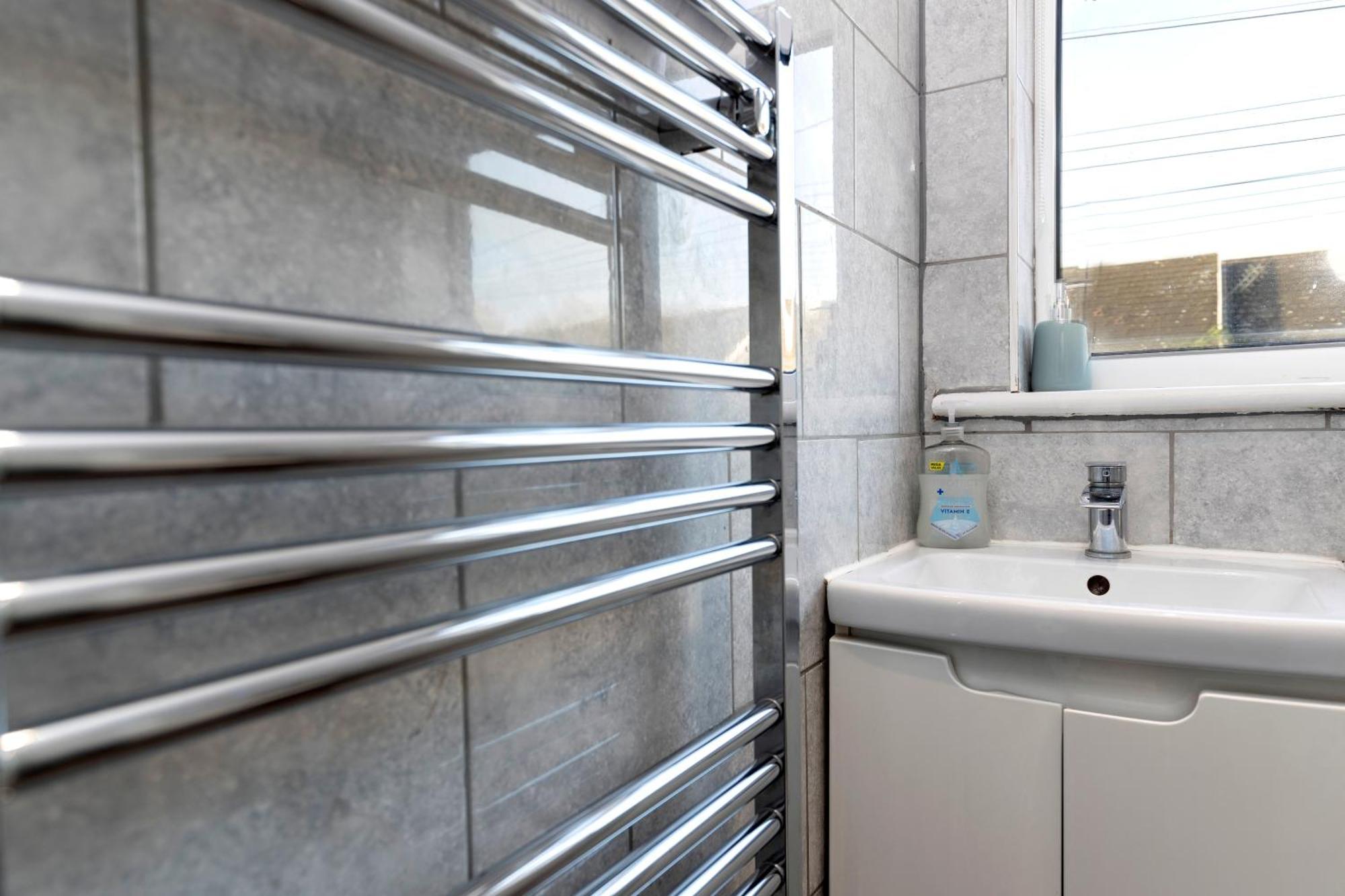Quiet And Comfy House With 2 Bedrooms And 2 Bathrooms Super Fast Wifi And Crisp Hotel Standard White Linen Hosted By Our Home Short Stays Дарлингтън Екстериор снимка