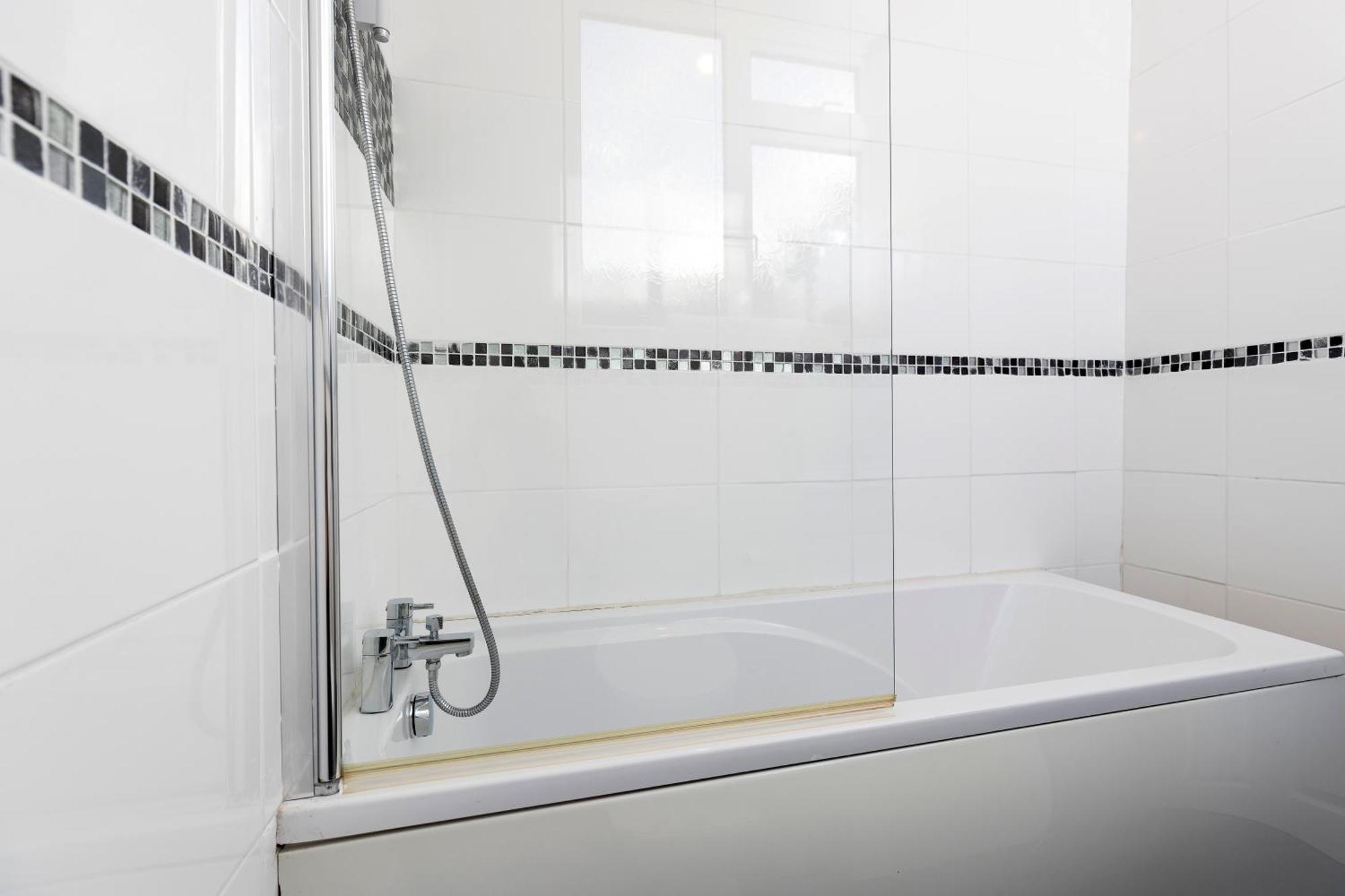 Quiet And Comfy House With 2 Bedrooms And 2 Bathrooms Super Fast Wifi And Crisp Hotel Standard White Linen Hosted By Our Home Short Stays Дарлингтън Екстериор снимка
