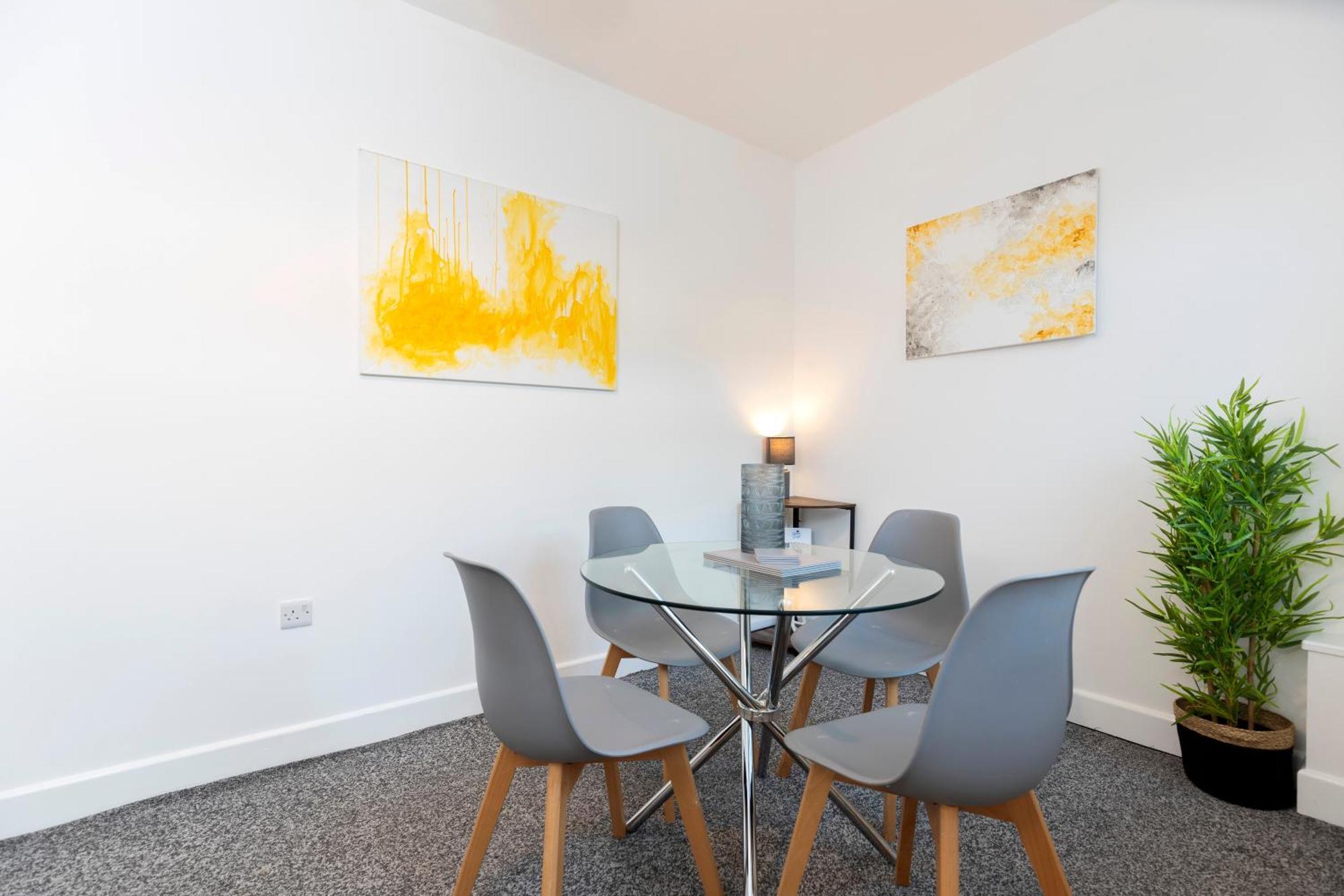 Quiet And Comfy House With 2 Bedrooms And 2 Bathrooms Super Fast Wifi And Crisp Hotel Standard White Linen Hosted By Our Home Short Stays Дарлингтън Екстериор снимка