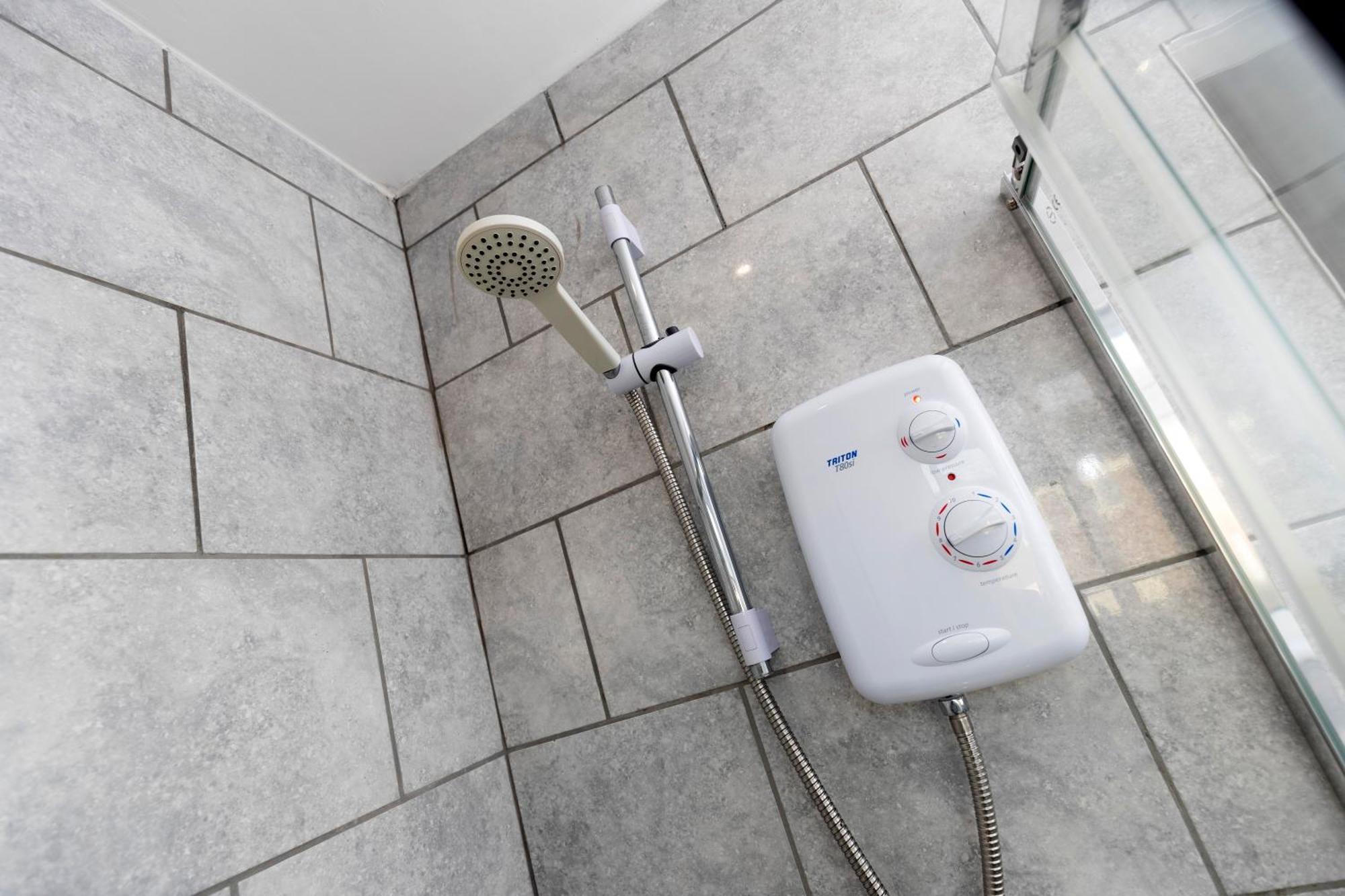 Quiet And Comfy House With 2 Bedrooms And 2 Bathrooms Super Fast Wifi And Crisp Hotel Standard White Linen Hosted By Our Home Short Stays Дарлингтън Екстериор снимка