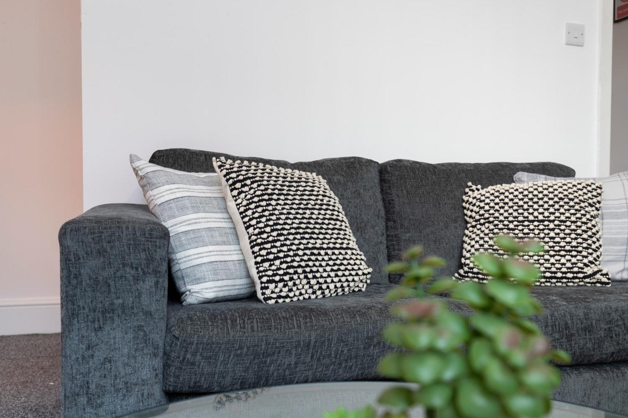 Quiet And Comfy House With 2 Bedrooms And 2 Bathrooms Super Fast Wifi And Crisp Hotel Standard White Linen Hosted By Our Home Short Stays Дарлингтън Екстериор снимка
